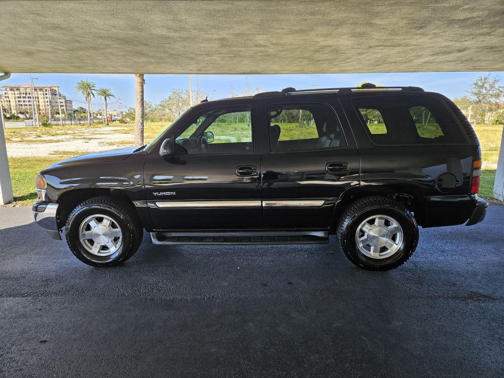 2005 GMC Yukon SLE photo 2