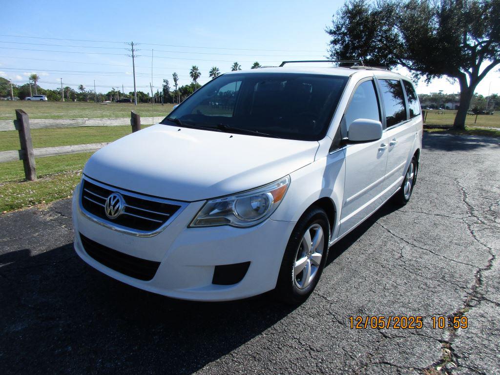 2011 Volkswagen Routan SE's photo