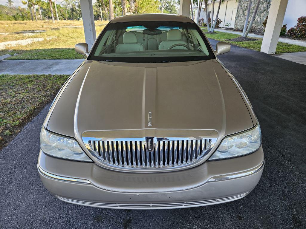 2003 Lincoln Town Car Executive photo 8