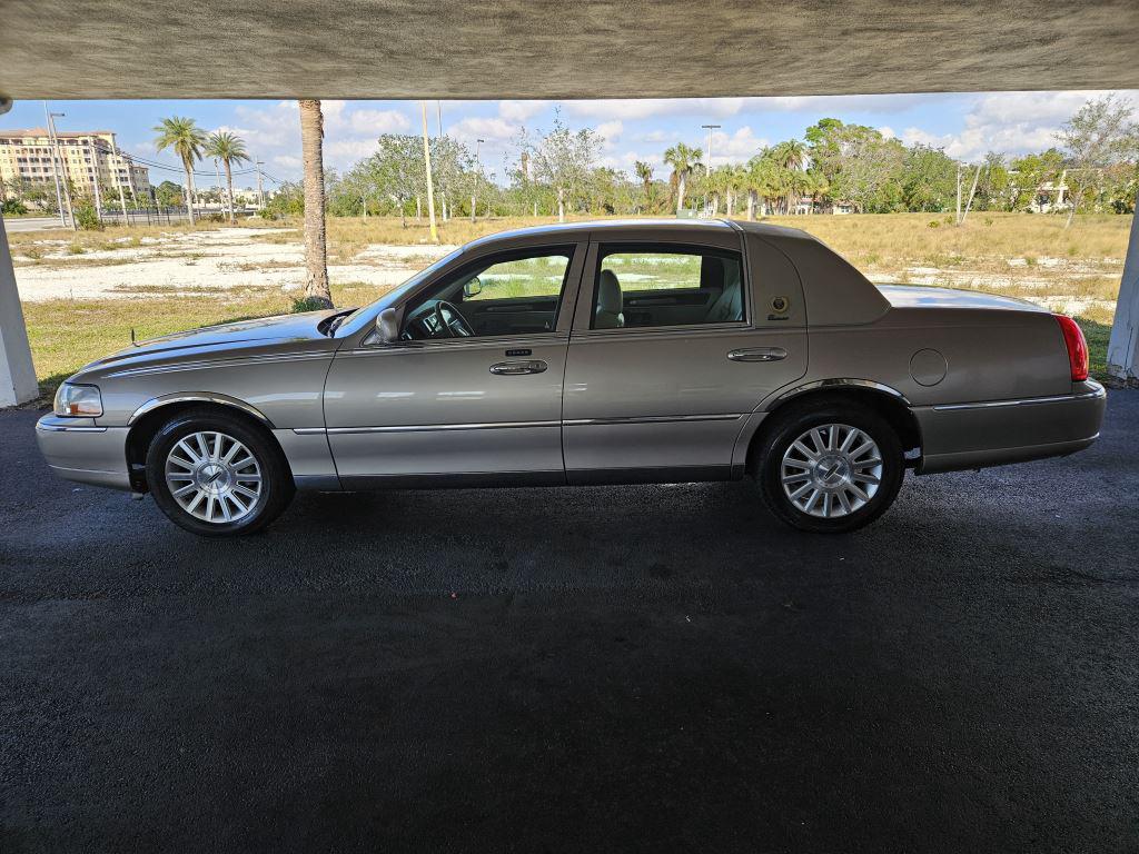 2003 Lincoln Town Car Executive photo 2