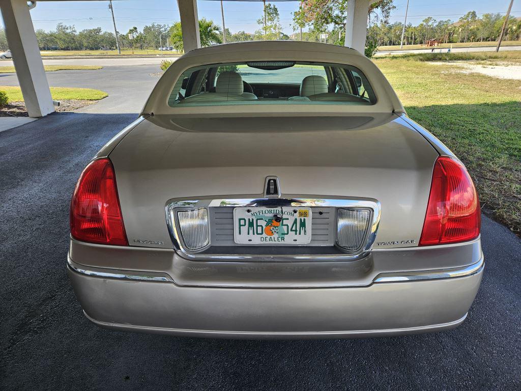 2003 Lincoln Town Car Executive photo 4