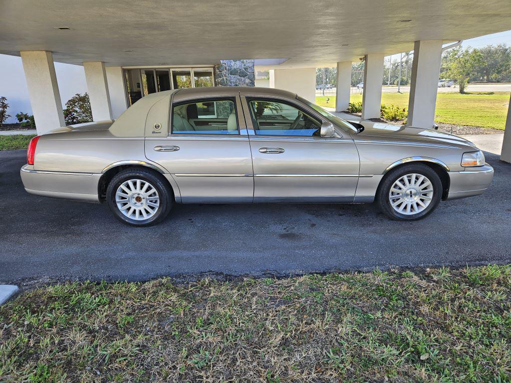 2003 Lincoln Town Car Executive photo 6