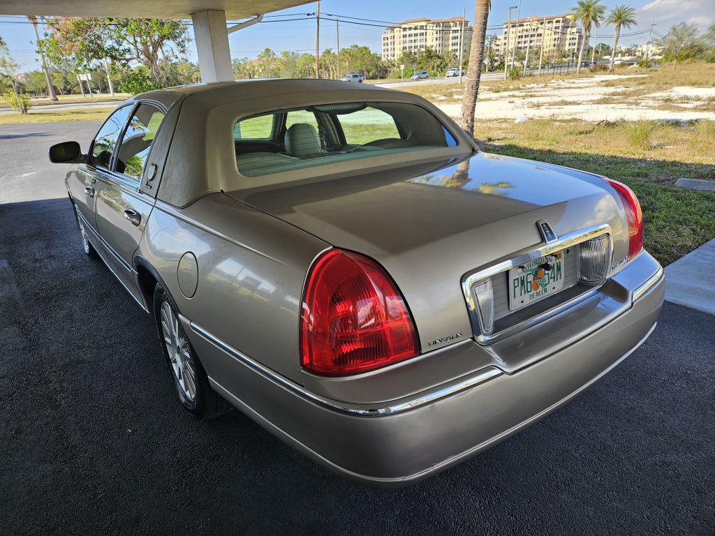 2003 Lincoln Town Car Executive photo 3