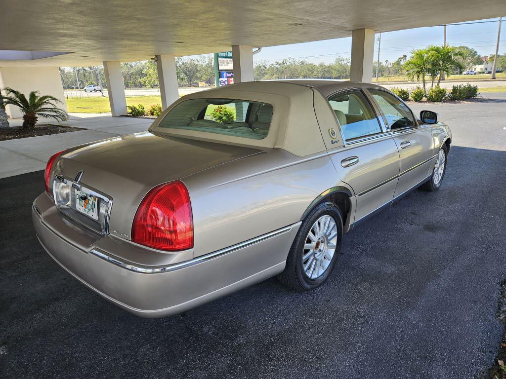 2003 Lincoln Town Car Executive photo 5