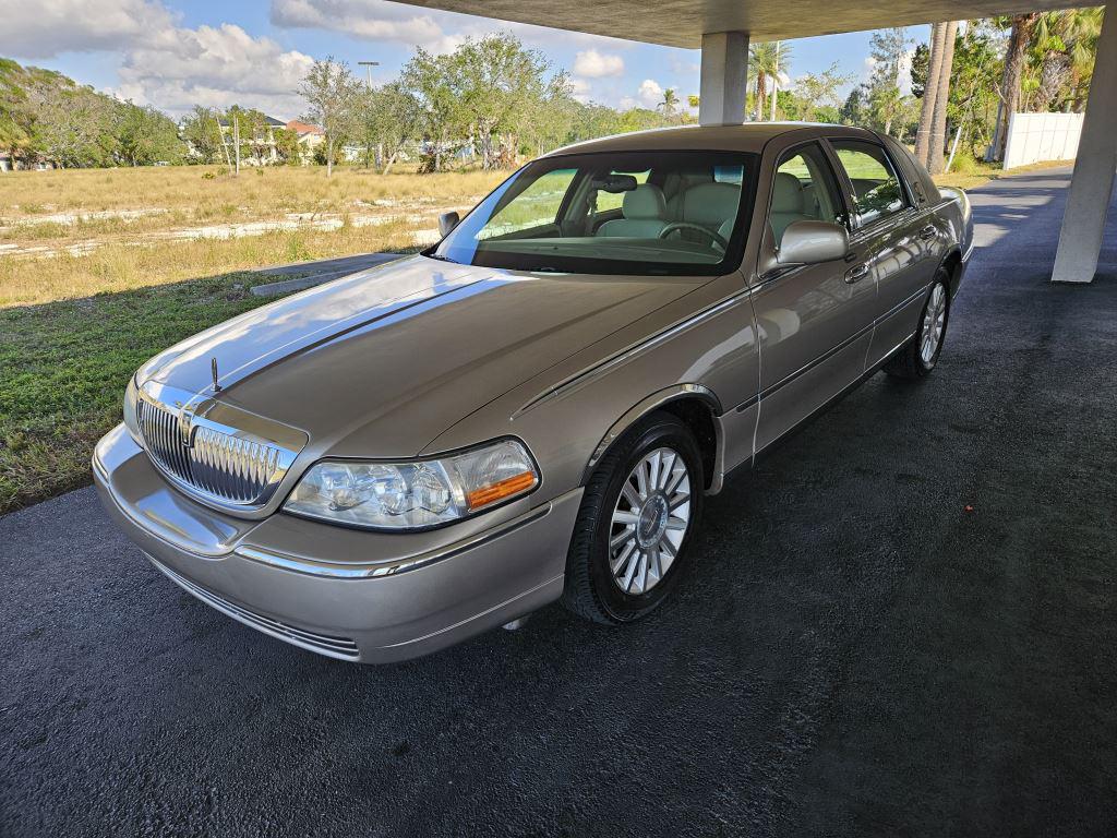 Lincoln Town Car's photo